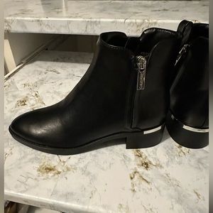 NWOT Calvin Klein Chelsea boots